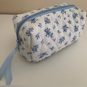 𝐏𝐑𝐈𝐂𝐄 𝐅𝐈𝐑𝐌 🎀 Blue floral makeup bag